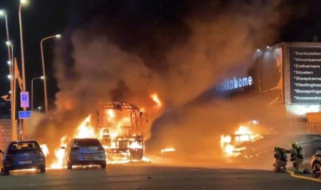 Hollanda'da Eritreli göçmenler sokakları savaş alanına çevirdi