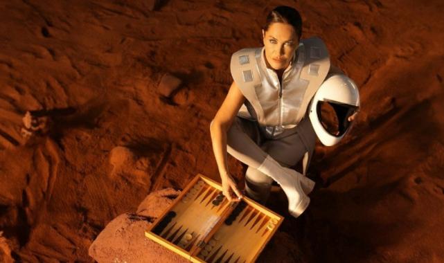 Hülya Avşar, adına gelen belgeyi imzalayan kuryeyi affetmedi!