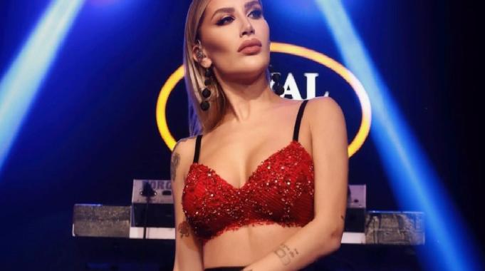 İrem Derici sahneden sevgilisine yanaşan kadını uyardı! "Manitama yaklaşma"