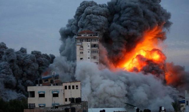 İsrail Gazze'ye bomba yağdırıyor