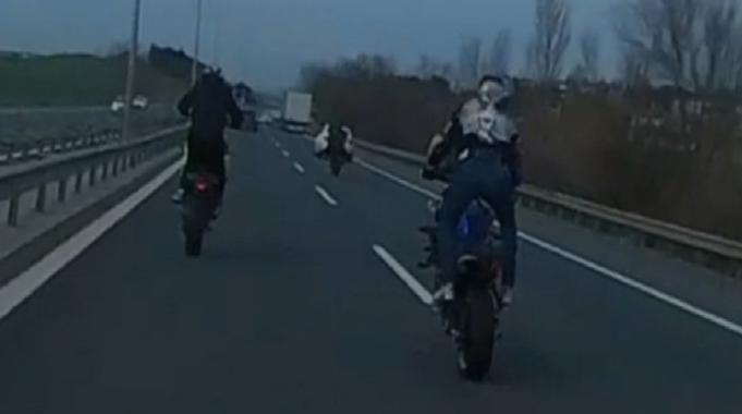 İstanbul Sultanbeyli ve Çatalca'da motosikletlilerin tehlikeli yolculuğu kamerada