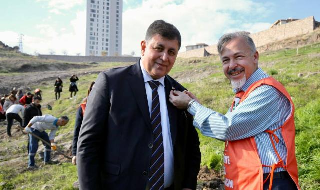İzmir Büyükşehir Belediyesi Adayı Dr. Tugay’dan İlginç ‘Dr. Behçet Uz” Benzetmesi !