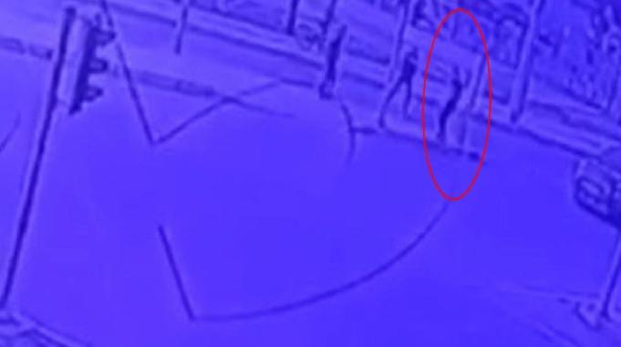 İzmir'de eski eşe ve polise bıçaklı saldırı kameraya yansıdı