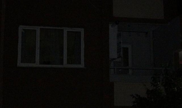 İzmir'de yardım ettiği kadın tarafından tabancayla vurulan polis yaralandı