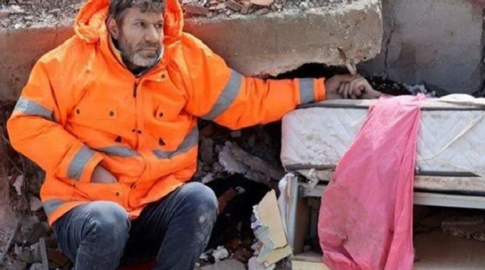Kahramanmaraş'ta enkaz altındaki kızının elini bırakmayan baba konuştu: 'Çok kötüymüş evlat acısı'