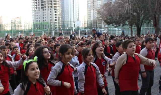 Kayseri'de öğrencilerin eğlenceli güne başlama ritüeli