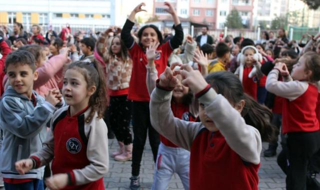 Kayseri'de öğrencilerin eğlenceli güne başlama ritüeli
