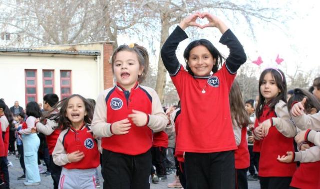 Kayseri'de öğrencilerin eğlenceli güne başlama ritüeli