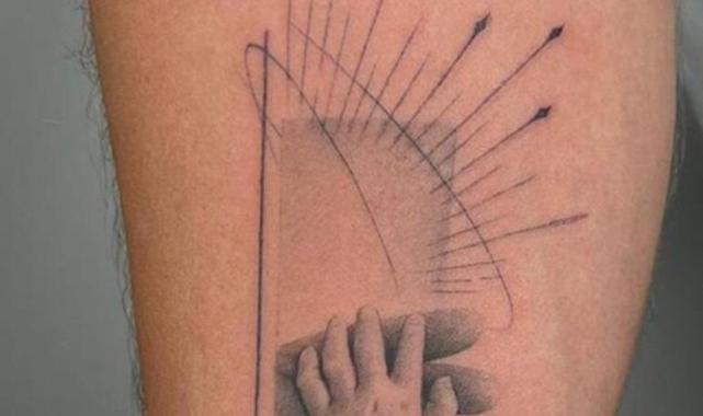 Kıvanç Tatlıtuğ'un yeni dövmesi! Eline baykuş çizdirdi