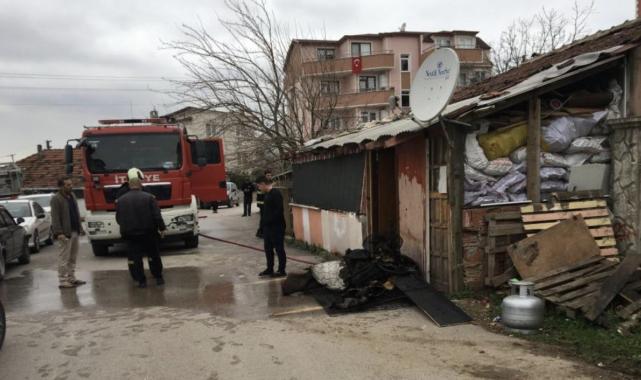 Kocaeli'de küçük çocuk babası namaz kılarken gecekonduyu cayır cayır yaktı