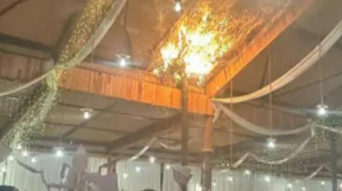 Mersin&#039;de düğün salonunda yangın! Davetliler korku içinde kaçtı