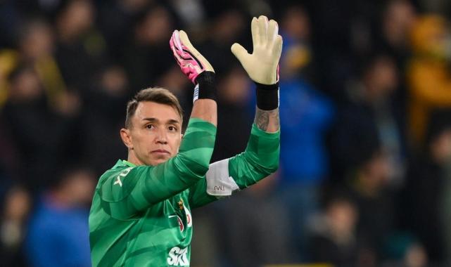 Okan Buruk: Muslera'nın takımda kalmasını istiyorum