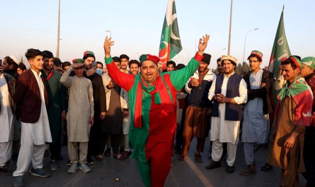 Pakistan'da seçimleri, tutuklu eski Başbakan Han destekli bağımsızlar kazandı