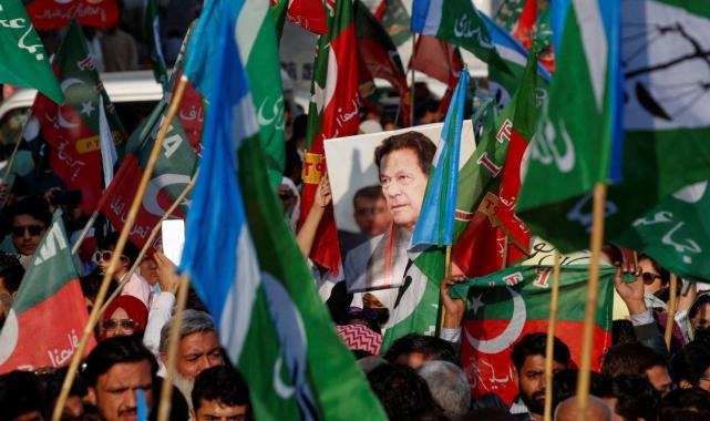 Pakistan'da seçimleri, tutuklu eski Başbakan Han destekli bağımsızlar kazandı