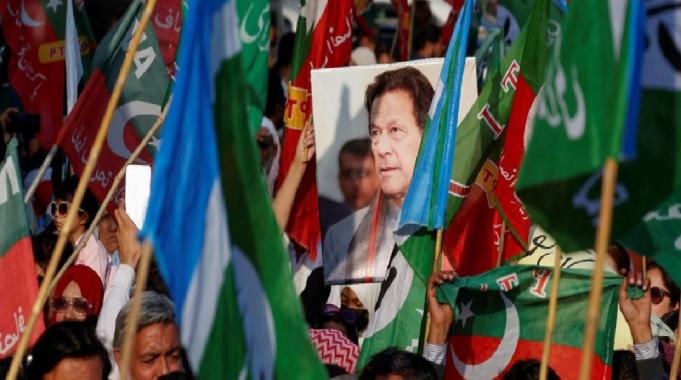 Pakistan&#039;da seçimleri, tutuklu eski Başbakan Han destekli bağımsızlar kazandı