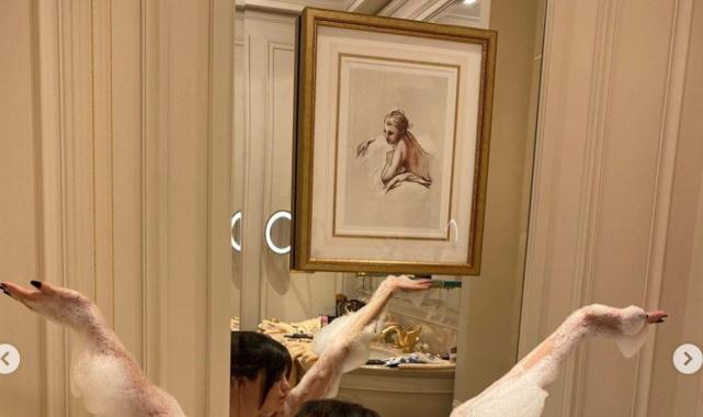 Şarkıcı Selena Gomez Paris'te! Köpük banyosu yaptığı anları yayınladı