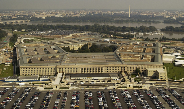 Sasha Baker, Birleşik Krallık'a seyahat edecek