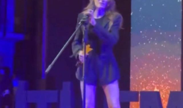 Serenay Sarıkaya bu kezde uzun bacakları ile gündem oldu!