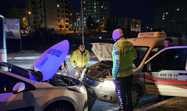 Siirt'te kamyoneti arızalanan sürücüye polis yardım etti