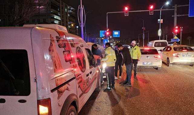 Siirt'te kamyoneti arızalanan sürücüye polis yardım etti