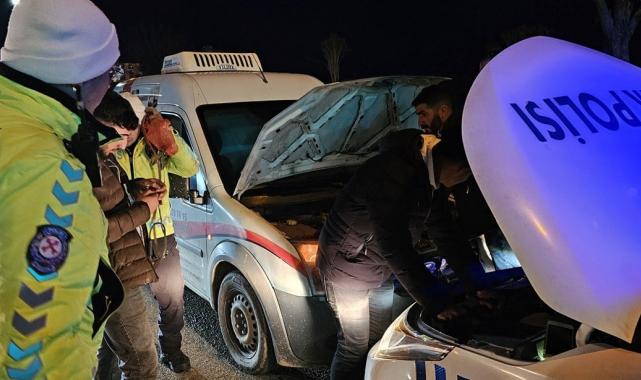Siirt'te kamyoneti arızalanan sürücüye polis yardım etti