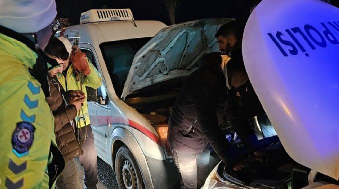 Siirt'te kamyoneti arızalanan sürücüye polis yardım etti