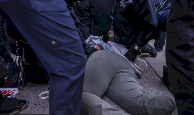 ABD'de Filistin'e destek gösterisine katılanlara polisten sert müdahale