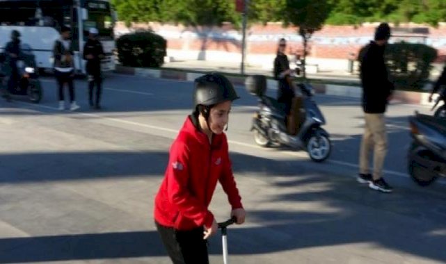Antalya'da oyuncak scooter'lı Eymen'den denetim notkasında büyüklerine ders
