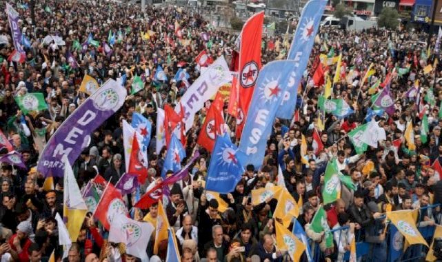 DEM Parti Esenyurt'ta miting düzenledi: Terör elebaşının posterini açtılar