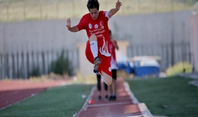 Down sendromlu özel sporculardan ritmik hareketler