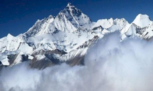 Everest Dağı, tırmanan dağcıların dışkılarıyla kirleniyor
