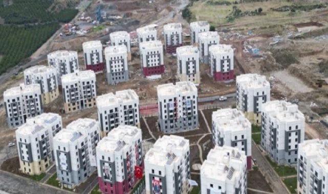 Hatay'da 256 deprem konutu hak sahiplerine teslim edildi
