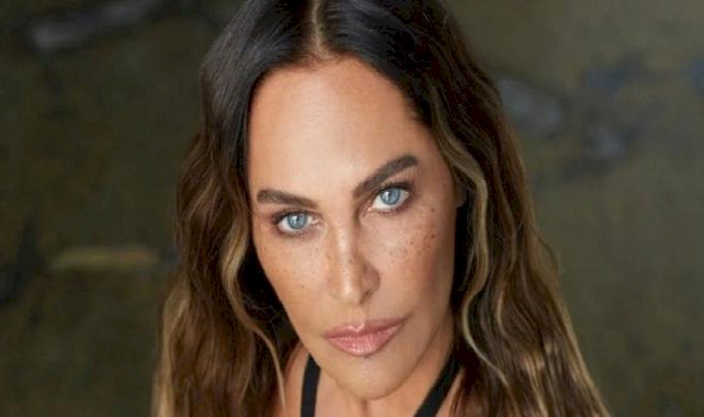 Hülya Avşar, adına gelen belgeyi imzalayan kuryeyi affetmedi!