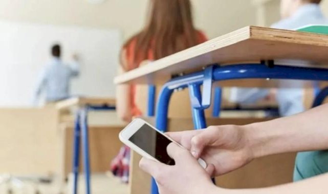 İngiltere öğrencilerin okullarda cep telefonu kullanımını yasaklayacak