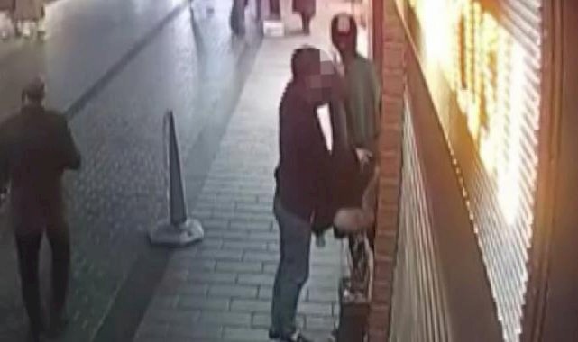 İstanbul Eyüpsultan’daki mağazanın dışındaki mankeni kaşla göz arasında soydu