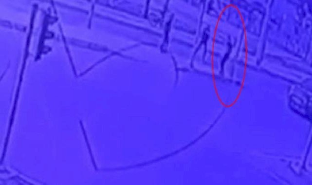 İzmir'de eski eşe ve polise bıçaklı saldırı kameraya yansıdı