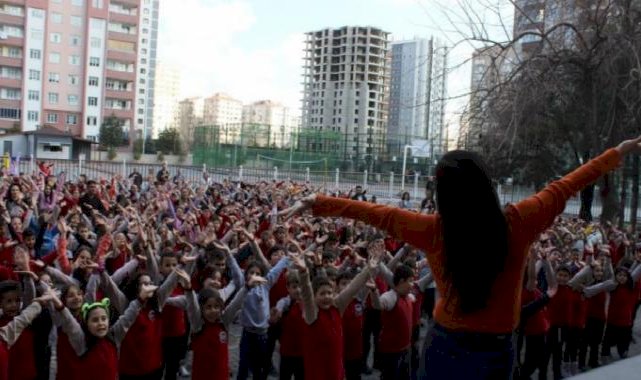 Kayseri'de öğrencilerin eğlenceli güne başlama ritüeli