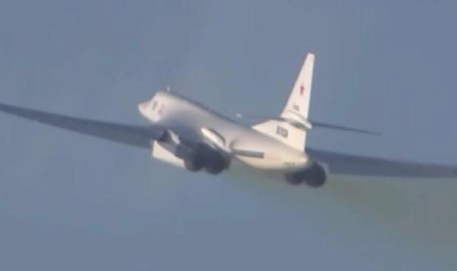 Rusya Devlet Başkanı Putin, bombardıman uçağı Tu-160M ile uçtu
