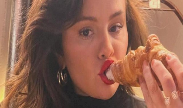 Şarkıcı Selena Gomez Paris'te! Köpük banyosu yaptığı anları yayınladı