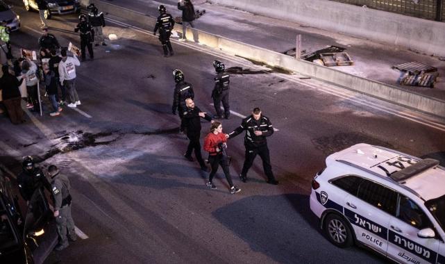 Tel Aviv'de, Gazze'deki İsrailli esirlerin yakınları otoyolu kapattı