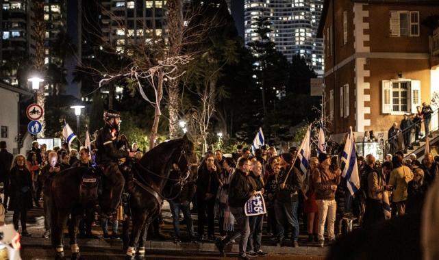 Tel Aviv'de, Gazze'deki İsrailli esirlerin yakınları otoyolu kapattı