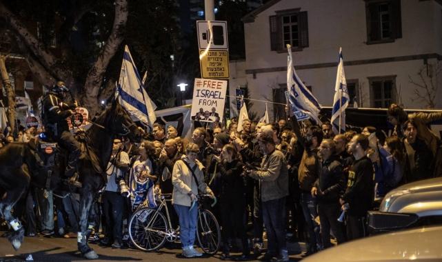 Tel Aviv'de, Gazze'deki İsrailli esirlerin yakınları otoyolu kapattı