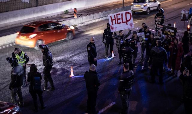 Tel Aviv'de, Gazze'deki İsrailli esirlerin yakınları otoyolu kapattı