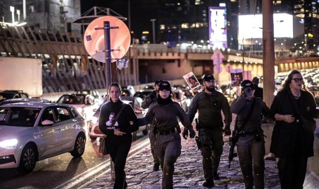 Tel Aviv'de, Gazze'deki İsrailli esirlerin yakınları otoyolu kapattı