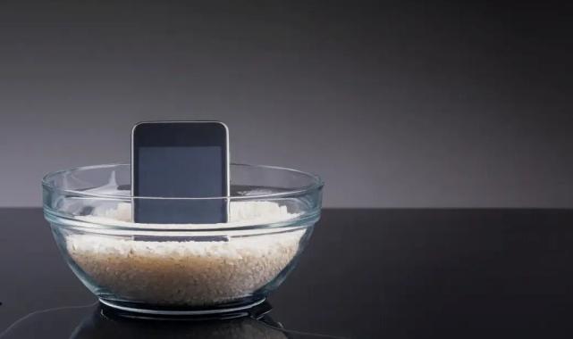 Telefonunuz ıslak ve açılmıyor mu? Apple'dan pirinç uyarısı geldi