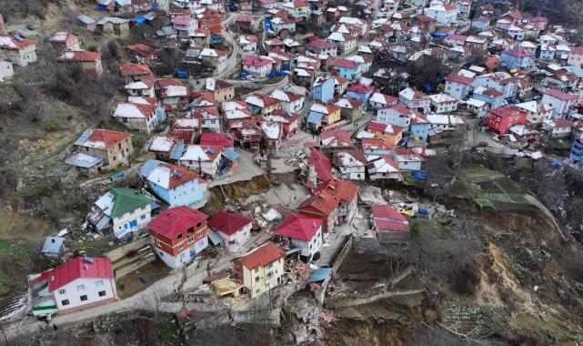 Tokat'ta heyelanların yaşandığı köy ikiye bölündü