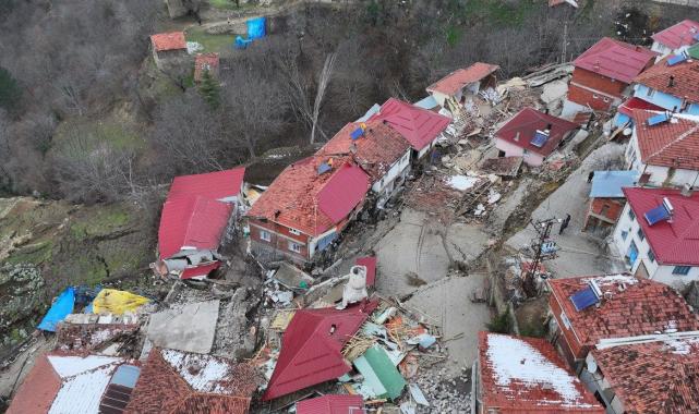 Tokat'ta heyelanların yaşandığı köy ikiye bölündü
