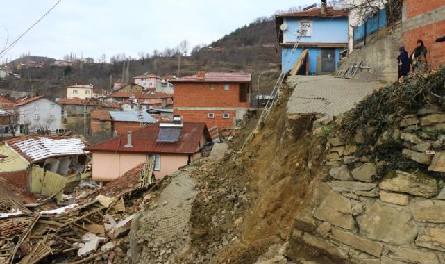 Tokat'ta heyelanların yaşandığı köy ikiye bölündü