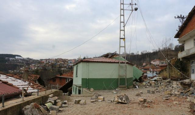 Tokat'ta heyelanların yaşandığı köy ikiye bölündü