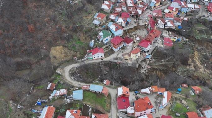 Tokat&#039;ta heyelanların yaşandığı köy ikiye bölündü